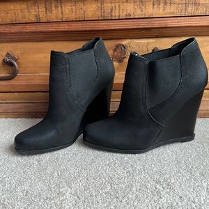 NEVER WORN Audrey Brooke Black Suede Wedge Booties size 7.5